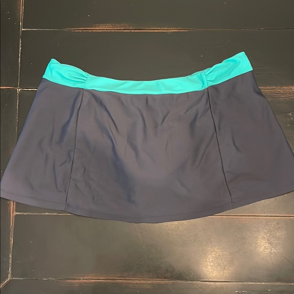 Women's Two-Tone Swim Skirt - Picture 2 of 9